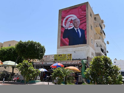 صورة للرئيس التونسي قيس سعيّد على جدار إحدى البنايات في العاصمة تونس. 26 يوليو 2022 - AFP