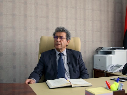 وزير النفط في حكومة الوحدة الوطنية الليبية محمد عون يتحدث خلال مقابلة في طرابلس- 29 أبريل 2021 - REUTERS