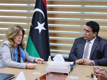 رئيس المجلس الرئاسي الليبي محمد المنفي خلال لقائه مع مستشارة الأمين العام للأمم المتحدة للشأن الليبي ستيفاني ويليامز، طرابلس، 20 أبريل 2022 - صفحة المكتب الإعلامي لرئيس المجلس الرئاسي الليبي https://www.facebook.com/Media.PC.Libya