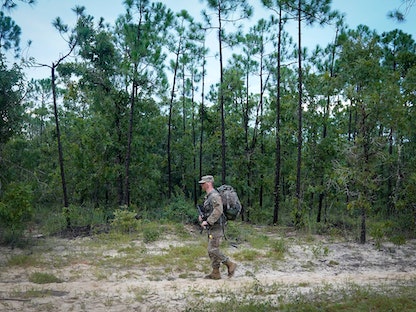 جندي باللواء الثالث للجيش الأميركي الفرقة 101 المحمولة جواً (هجوم جوي) يشارك في مسيرة على الطريق خلال تدريب تكتيكي في قاعدة إيجلين الجوية، فلوريدا ، الولايات المتحدة- 27 أغسطس 2019 - REUTERS