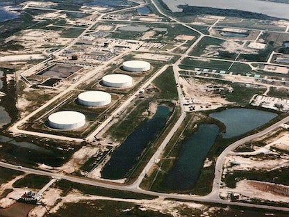 صورة جوية لموقع خزانات الاحتياطي الاستراتيجي من النفط الخام في ولاية تكساس الأميركية، نوفمبر 2000. - REUTERS