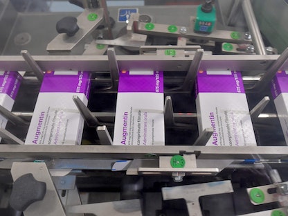 عبوات من المضاد الحيوي "أجمونتين" في مختبر للأدوية غرب فرنسا. 5 يناير 2023  - AFP