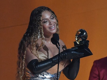بيونسيه تتسلم جائزة أفضل ألبوم موسيقي إلكتروني  راقص خلال حفل توزيع جوائز جرامي الخامس والستين في لوس أنجلوس، في 5 فبراير 2023 - AFP