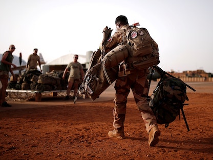 جندي فرنسي يغادر معسكر "العمليات الصحراوية" في غاو  شمالي مالي، 1 أغسطس  2019 - REUTERS