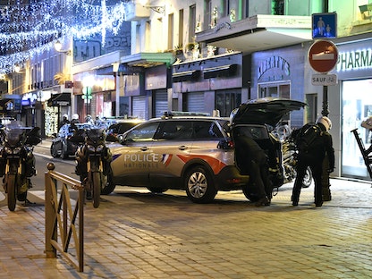 رجال شرطة وعناصر من وحدة لواء البحث والتدخل الفرنسي (BRI) بجوار متجر حيث احتجز رجل مسلح امرأتين في الحي الثاني عشر في باريس - 20 ديسمبر 2021 - AFP