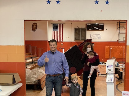 عضو الكونغرس الراحل لوك ليتلو، برفقة زوجته جوليا وطفليه، خلال يوم الاقتراع. 3 نوفمبر 2020. - صفحة لوك ليتلو على تويتر