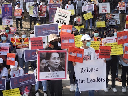 متظاهرون أمام السفارة الأميركية في يانغون يطالبون بتحرير زعيمة ميانمار المحتجزة أونغ سان سو تشي، 16 فبراير 2021  - AFP