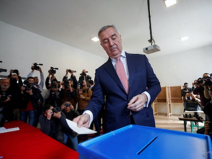 رئيس الجبل الأسود ميلو ديوكانوفيتش يصوت في مركز اقتراع خلال الانتخابات الرئاسية في بودجوريتشا. 19 مارس 2023 - REUTERS