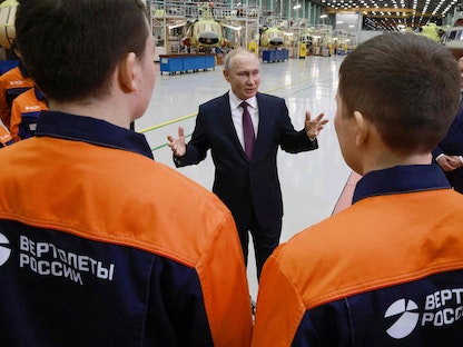 الرئيس الروسي فلاديمير بوتين يتحدث مع عمال مصنع تابع لقطاع الطيران المدني في بورياتيا شرق البلاد. 14 مارس 2023 - AFP