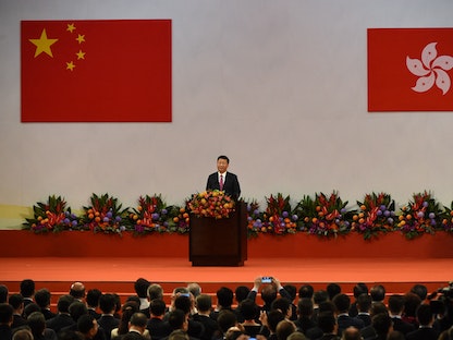 الرئيس الصيني شي جين بينج خلال مشاركته قبل 5 أعوام في حفل تنصيب الرئيسة التنفيذية السابقة لهونج كونج كاري لام – 1 يوليو 2017 - AFP