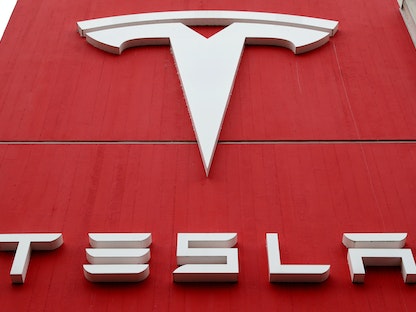 شعار شركة تصنيع السيارات تيسلا، الواقعة في برن بألمانيا. - REUTERS