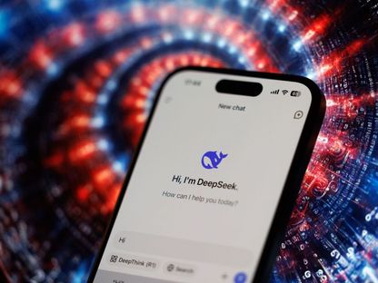 واجهة استخدام تطبيق DeepSeek تظهر على شاشة هاتف آيفون، 27 يناير 2025 - Bloomberg