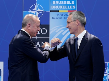 الرئيس التركي رجب طيب أردوغان يحيي الأمين العام لحلف شمال الأطلسي "الناتو" ينس ستولتنبرج في بروكسل - 14 يونيو 2021 - REUTERS
