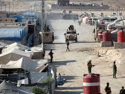 عناصر من قوات الأمن الداخلي الكردية تنتشر في مخيم الهول بمحافظة الحسكة شمال شرق سوريا. 26 أغسطس 2022 - REUTERS