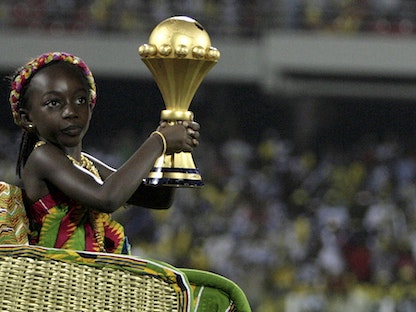 طفلة من غانا تحمل كأس إفريقيا للأمم - REUTERS