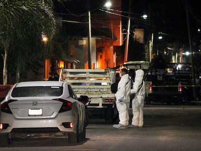 شرطة بلدة تاريمورو بولاية جواناخواتو المكسيكية قرب مسرح الجريمة التي راح ضحيتها 10 أشخاص- 21 سبتمبر 2022 - REUTERS