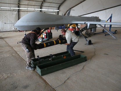 تحميل طائرة مسيرة أميركية بصاروخ خلال عملية لاستهداف عناصر تنظيم "داعش" - 17 يناير 2016 - Getty Images