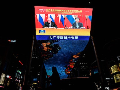 شاشة عملاقة في أحد شوارع بكين، تعرض اللقاء الافتراضي بين الرئيس الصيني شي جين بينج ونظيره الروسي فلاديمير بوتين. 15 ديسمبر 2021 - AFP