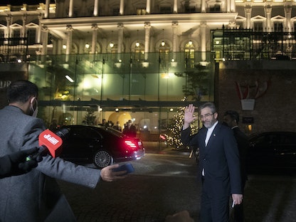 كبير المفاوضين النوويين الإيرانيين علي باقري بعد حديثه للصحافيين في فيينا، 27 ديسمبر 2021 - AFP
