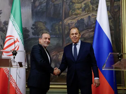 وزير الخارجية الروسي سيرجي لافروف خلال مؤتمر صحافي مع نظيره الإيراني عباس عراقجي في موسكو. 18 أبريل 2025 - REUTERS