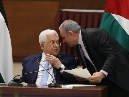 الرئيس الفلسطيني محمود عباس مع رئيس وزرائه محمد اشتية - 19 مايو 2020 - REUTERS