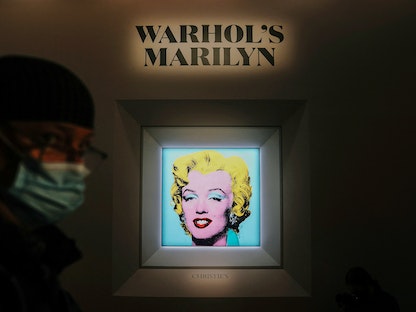 لوحة "Shot Sage Blue Marilyn" التي رسمها آندي وارهول معروضة في دار المزادات - 21 مارس 2022 - REUTERS