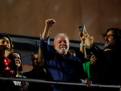 لولا دا سيلفا أمام حشد من أنصاره عقب إعلان فوزه بانتخابات الرئاسة في البرازيل. 30 أكتوبر 2022 - REUTERS