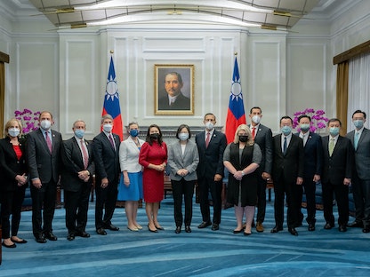 الرئيسة التايوانية تساي إينج وين تتوسّط أعضاء وفد النواب الأميركيين في تايبيه - 8 سبتمبر 2022 - AFP