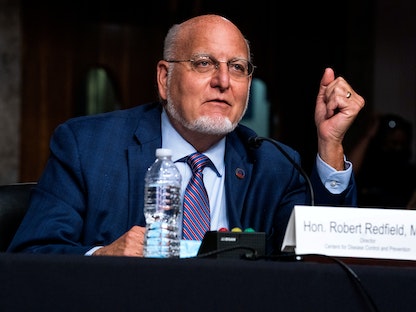 المدير السابق للمركز الأميركي لمكافحة الأمراض والوقاية منها روبرت ريدفيلد يتحدث خلال جلسة استماع بمجلس الشيوخ 16 سبتمبر 2020 - REUTERS