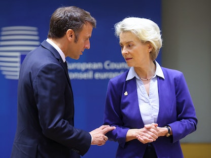 الرئيس الفرنسي إيمانويل ماكرون ورئيسة المفوضية الأوروبية أورسولا فون دير لاين خلال قمة قادة الاتحاد الأوروبي في بروكسل. 30 يونيو 2023 - REUTERS