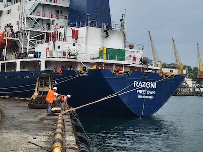 السفينة "رازوني" التي تحمل علم سيراليون تغادر ميناء أوديسا الأوكراني المطل على البحر الأسود ضمن اتفاق تصدير الحبوب - 1 أغسطس 2022 - Twitter/OlKubrakov