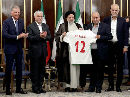 الرئيس الإيراني إبراهيم رئيسي يلتقي بعثة منتخب كرة القدم في طهران قبل المشاركة في مونديال قطر. 14 نوفمبر 2022 - via REUTERS
