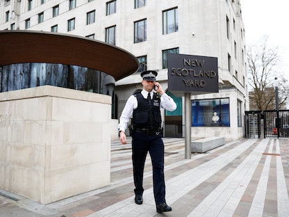 ضابط شرطة يسير خارج "نيو سكوتلاند يارد" مقر شرطة العاصمة لندن. 21 مارس 2023 - REUTERS