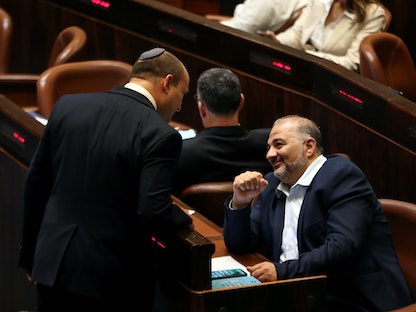 منصور عباس، رئيس "القائمة العربية الموحدة" ونفتالي بينيت، رئيس الوزراء الإسرائيلي في الكنيست - 13 يونيو 2021 - REUTERS