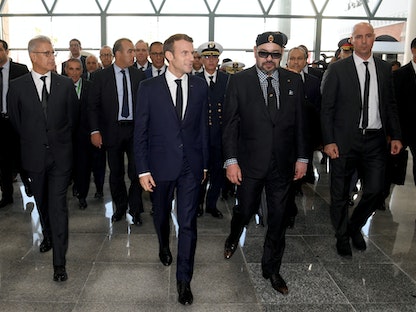 الملك المغربي محمد السادس والرئيس الفرنسي إيمانويل ماكرون خلال تدشين خط جديد في محطة قطارات طنجة المغرب - 15 نوفمبر 2018 - REUTERS