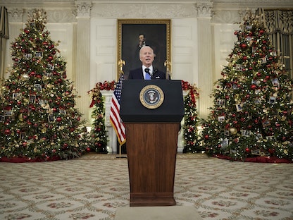 الرئيس الأميركي جو بايدن خلال إلقائه خطاباً في البيت الأبيض- 21 ديسمبر 2021 - AFP
