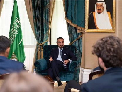 الأمير خالد بن بندر بن سلطان سفير السعودية لدى المملكة المتحدة خلال لقاء مع طلاب جامعة أكسفورد في مقر السفارة بلندن. 16 مايو 2023 - واس