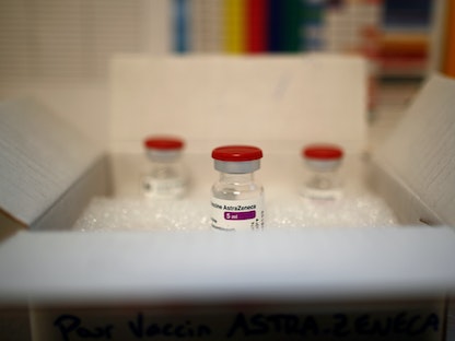 قوارير لقاح "أسترازينيكا" موضبة في علبة داخل مركز طبي في فرنسا حيث عُلق استخدامه بتاريخ 16 مارس 2021 - REUTERS