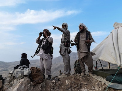 قوات موالية للحكومة الأفغانية بالقرب من منطقة تسيطر عليها حركة طالبان - 15 يوليو 2021 - AFP