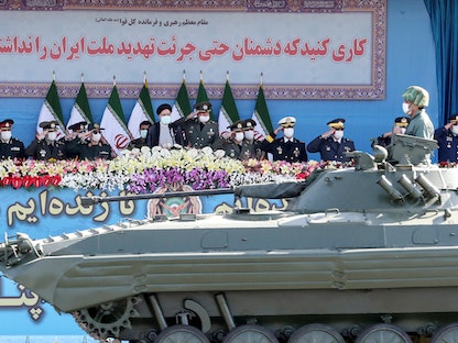 الرئيس الإيراني إبراهيم رئيسي وقادة عسكريون يتابعون عرضاً خلال الاحتفال بـ"يوم الجيش" في طهران - 18 أبريل 2022 - REUTERS