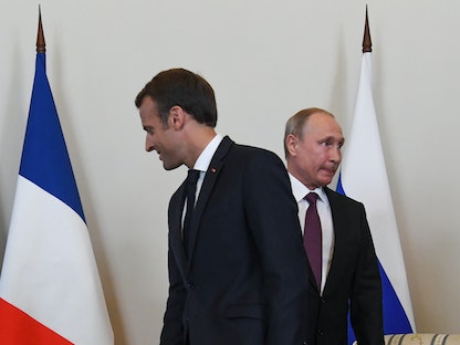 الرئيس الروسي فلاديمير بوتين (إلى اليمين) يلتقي بالرئيس الفرنسي إيمانويل ماكرون في سان بطرسبرج بروسيا -  24 مايو 2018 - REUTERS
