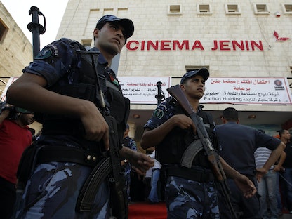 الشرطة الفلسطينية تقف خارج سينما جنين في مدينة جنين بالضفة الغربية - 5 أغسطس 2010 - REUTERS
