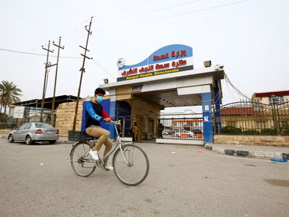 شاب أمام مستشفى بمدينة النجف العراقية - REUTERS