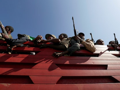 مسلحين من منطقة أمهرة الإثيوبية في يتجهون لمواجهة قوات جبهة تحرير تيغراي الشعبية في سانجا بأمهرة - REUTERS