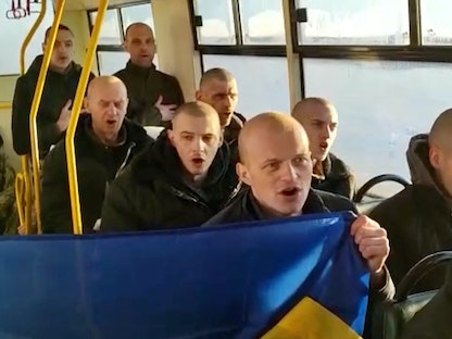 جنود أوكرانيون كانوا معتقلين في روسيا، في طريق العودة إلى بلادهم بعد إطلاق سراحهم في عملية تبادل للأسرى. 8 يناير 2023 - via REUTERS