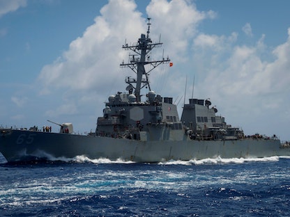 المدمرة الأميركية "يو إس إس بنفولد" المنتشرة في الأسطول الأميركي السابع بمنطقة المحيطين الهندي والهادئ خلال عبورها بحر الفلبين. 14 يونيو 2018 - REUTERS