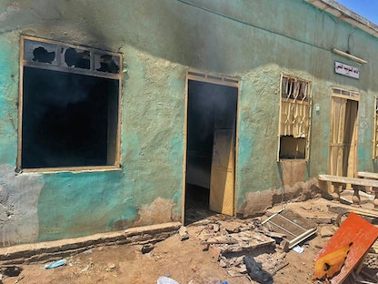 مبنى محترق في كسلا شرق السودان، جراء المواجهات القبلية، 18 يوليو 2022  - AFP