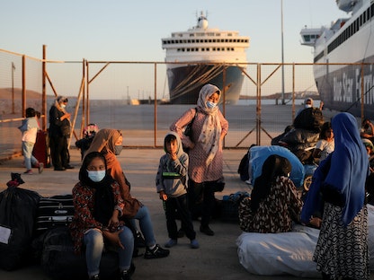 لاجئون ينتظرون نقلهم إلى مخيمات في البر الرئيسي بعد وصولهم في قوارب إلى جزيرة ليسبوس باليونان - 29 سبتمبر 2020 - REUTERS