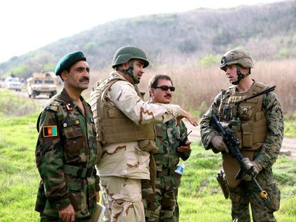 عناصر من الجيش الأفغاني يناقشون الخطط العسكرية مع عناصر من الجيش الأميركي الموجود في أفغانستان - REUTERS