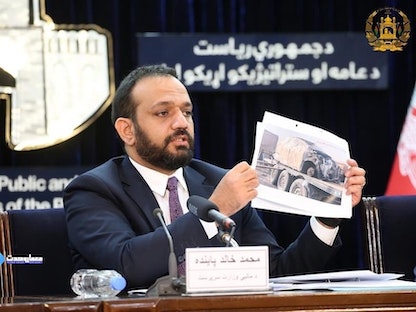 وزير المالية الأفغاني السابق خالد بايندا خلال مؤتمر صحافي في كابول 